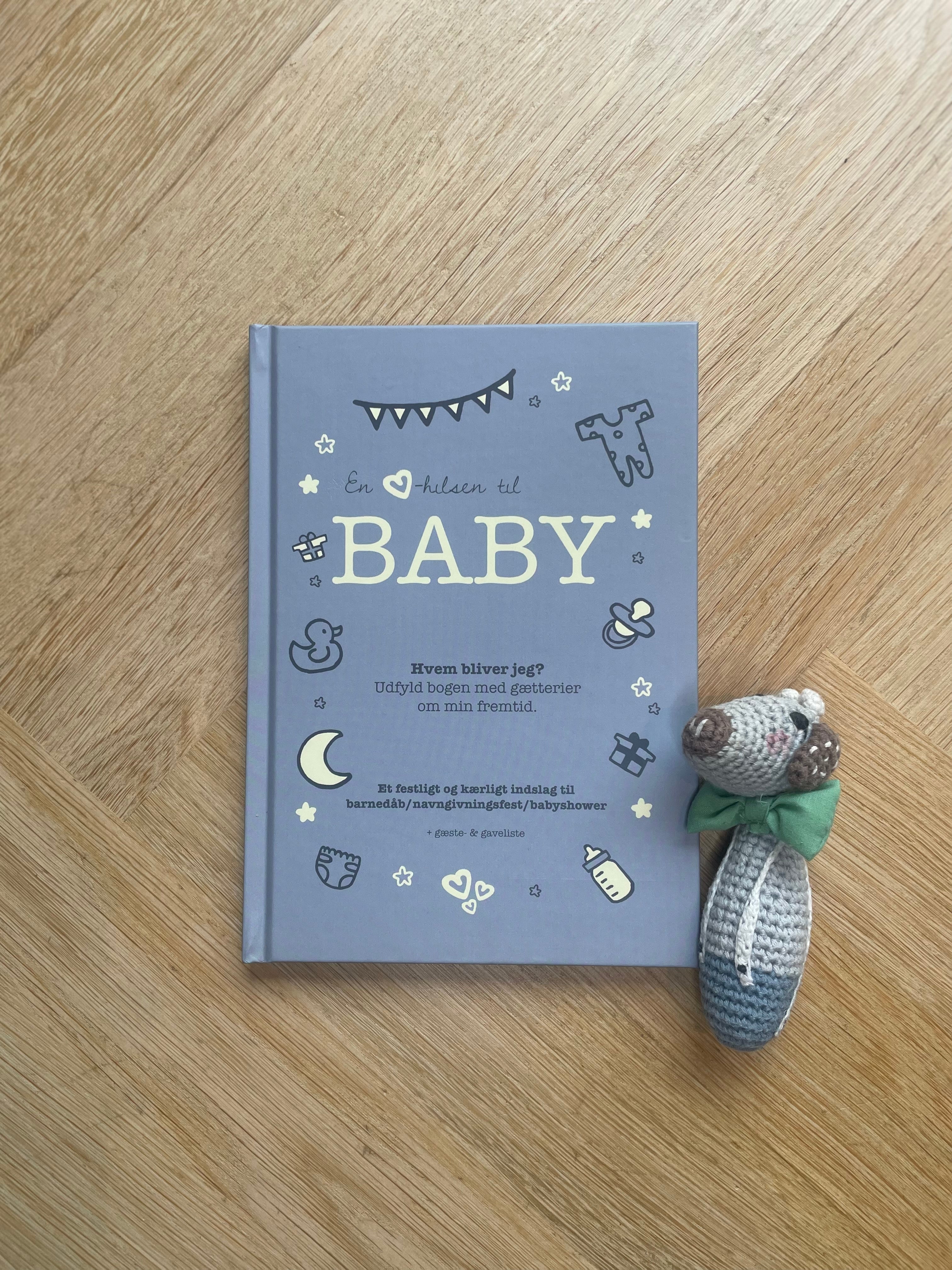 Babybog Hjertelig Hilsen Til Baby Støvet Blå Grå - Falkogbille Babybøger  - 9788797461785